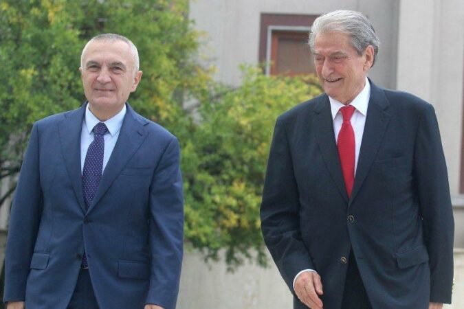 Berisha denoncon kërcënimin ndaj Metës: “Rama do ta paguajë personalisht” Berisha denoncon kërcënimin ndaj Metës: “Rama do ta paguajë personalisht”