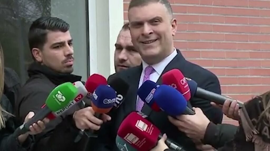 KRONIKË: ‘’META DO TË NA PRIJË NGA QELIA’’, BLUSHI OBJEKTIVI PËR ZGJEDHJET E 11 MAJIT, RRËZIMI I QEVERISË KRONIKË: ‘’META DO TË NA PRIJË NGA QELIA’’, BLUSHI OBJEKTIVI PËR ZGJEDHJET E 11 MAJIT, RRËZIMI I QEVERISË