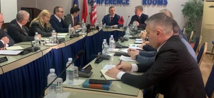 Ministri i Brendshëm: 100 mijë shqiptarë të regjistruar për zgjedhjet e 11 majit Ministri i Brendshëm: 100 mijë shqiptarë të regjistruar për zgjedhjet e 11 majit