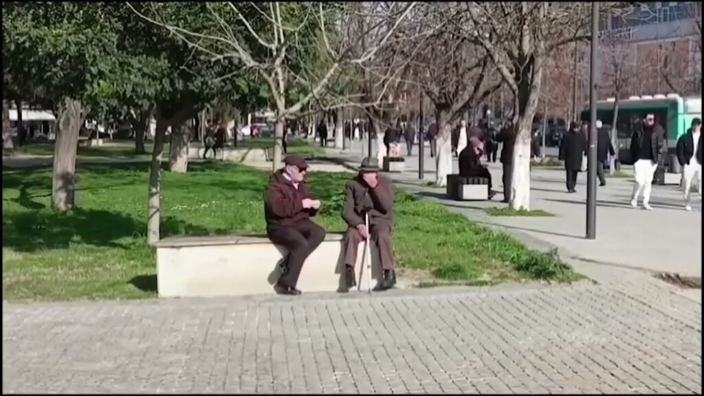 KRONIKË: NGA 1 MARSI NIS SHPËRNDARJA E BONUSIT PËR PENSIONISTËT KRONIKË: NGA 1 MARSI NIS SHPËRNDARJA E BONUSIT PËR PENSIONISTËT