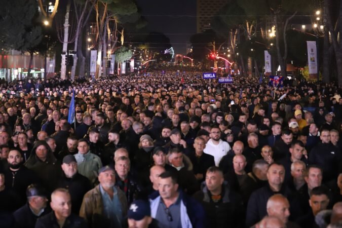 Protesta e PD: 19-vjeçari arrestohet pas hedhjes së lëndëve piroteknike, katër persona të tjerë në hetim