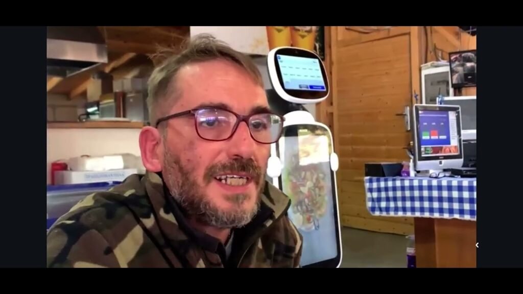 VIDEO/ Robotët zbriten në Vlorë, gati për të punuar si kamarjerë: Mrekulli teknologjike në shërbim të klientëve VIDEO/ Robotët zbriten në Vlorë, gati për të punuar si kamarjerë: Mrekulli teknologjike në shërbim të klientëve