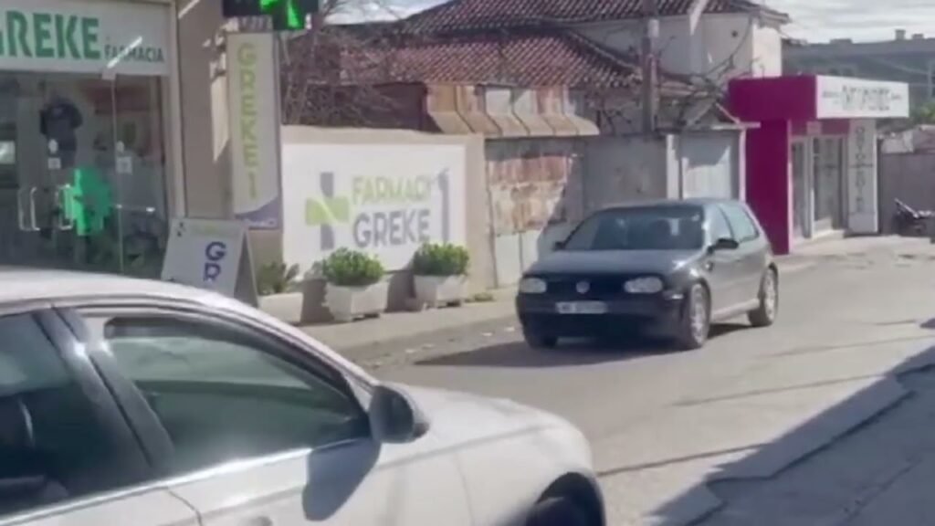 KRONIKË: RRUGA PRANË SPITALIT TË ELBASANIT E AMORTIZUAR KRONIKË: RRUGA PRANË SPITALIT TË ELBASANIT E AMORTIZUAR