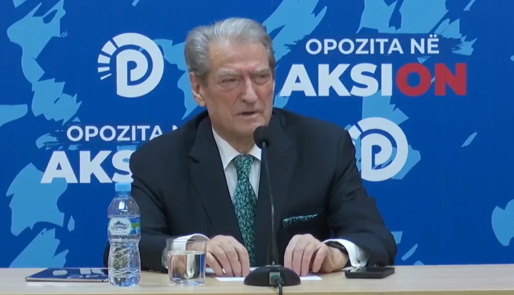 Video Sali Berisha- Konferencë me gazetarët salla “Azem Hajdari”, selia e PD. Video Sali Berisha- Konferencë me gazetarët salla “Azem Hajdari”, selia e PD.
