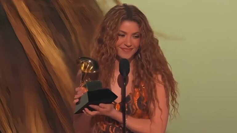 Shakira emocionon në Grammy, ia kushton çmimin emigrantëve