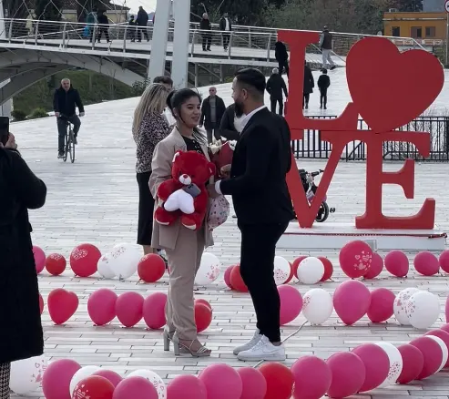 Propozimi i shkëlqyer për Shën Valentin në qendër të Fierit – Një moment i paharueshëm dashurie