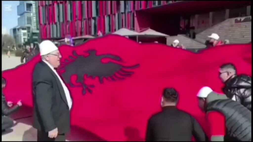 KRONIKË: TË RINJTË LUSHNJARË SHPALOSIN FLAMURIN SHQIPTAR NË 17 VITE PAVARËSI TË KOSOVËS KRONIKË: TË RINJTË LUSHNJARË SHPALOSIN FLAMURIN SHQIPTAR NË 17 VITE PAVARËSI TË KOSOVËS