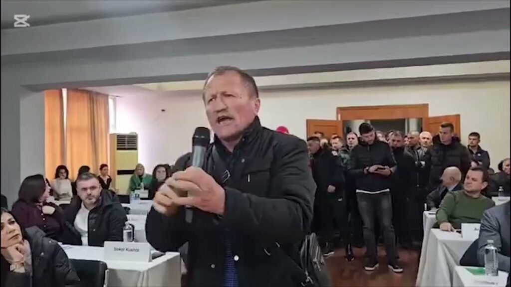 KRONIKË: VLORË, TENSIONE NË KËSHILLIN BASHKIAK KRONIKË: VLORË, TENSIONE NË KËSHILLIN BASHKIAK