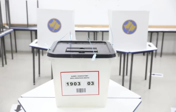 Zgjedhjet Parlamentare në Kosovë: Qendrat e votimit hapen, Kreshnik Radoniqi i pari që voton Zgjedhjet Parlamentare në Kosovë: Qendrat e votimit hapen, Kreshnik Radoniqi i pari që voton