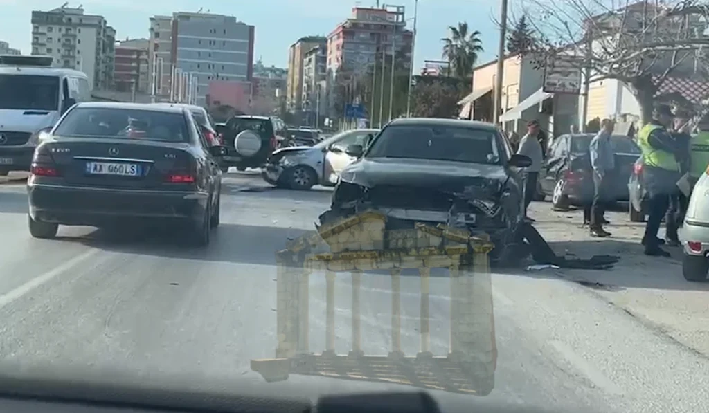 VIDEO/ Aksident i rëndë në aksin Fier-Patos, shkaktohen dëme të mëdha materiale