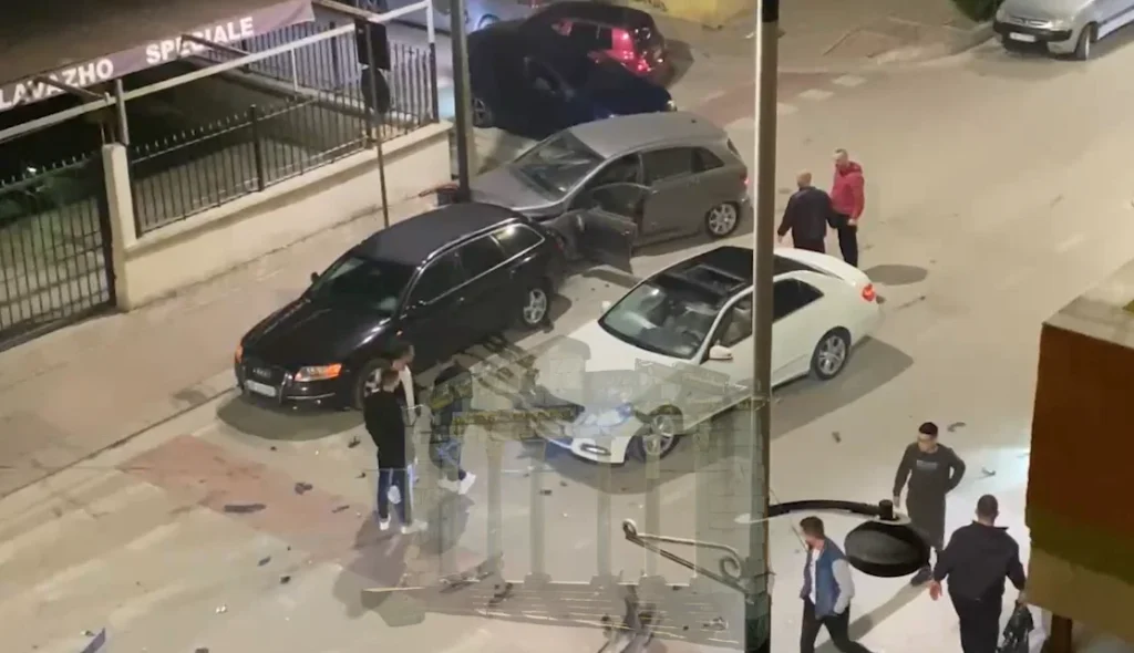 Aksident në Fier: 6 automjete të përfshira, fatmirësisht pa të lënduar Aksident në Fier: 6 automjete të përfshira, fatmirësisht pa të lënduar