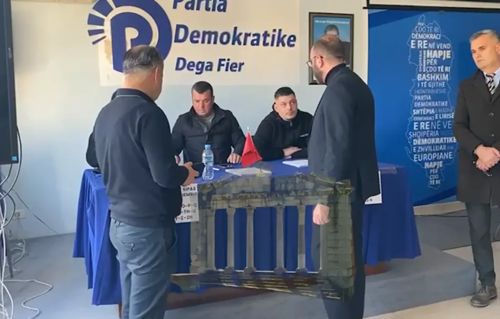 Primaret e Partisë Demokratike nisën në Fier, Gazmend Bardhi udheheq procesin e votimit Primaret e Partisë Demokratike nisën në Fier, Gazmend Bardhi udheheq procesin e votimit