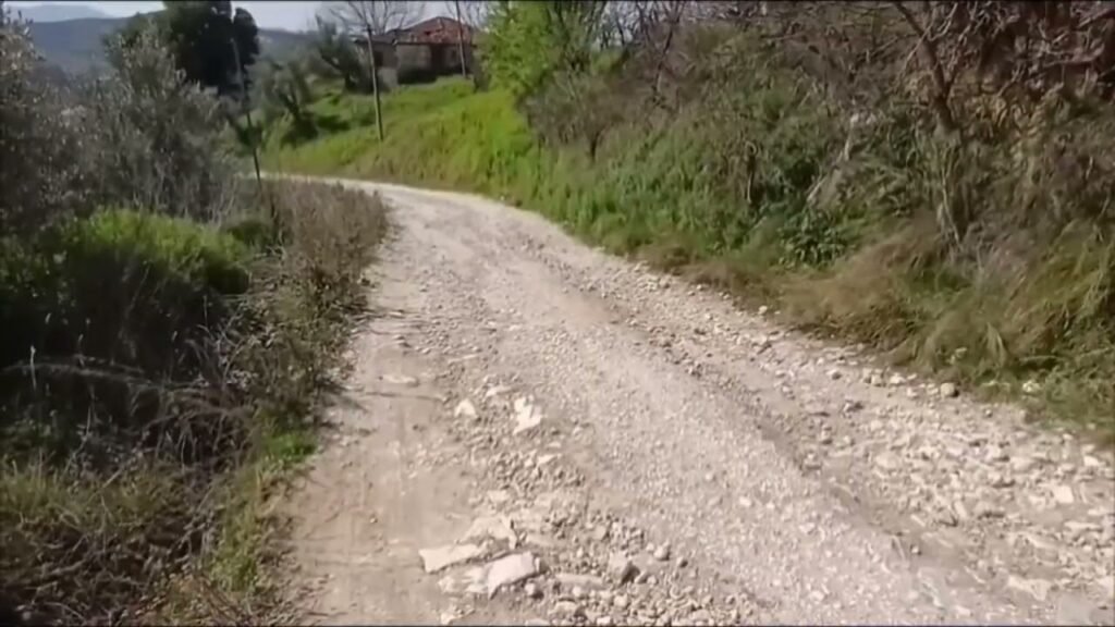 FSHATI VELAGOSHT NË BASHKINË KUÇOVË KËRKON INVESTIME NË RRUGË FSHATI VELAGOSHT NË BASHKINË KUÇOVË KËRKON INVESTIME NË RRUGË