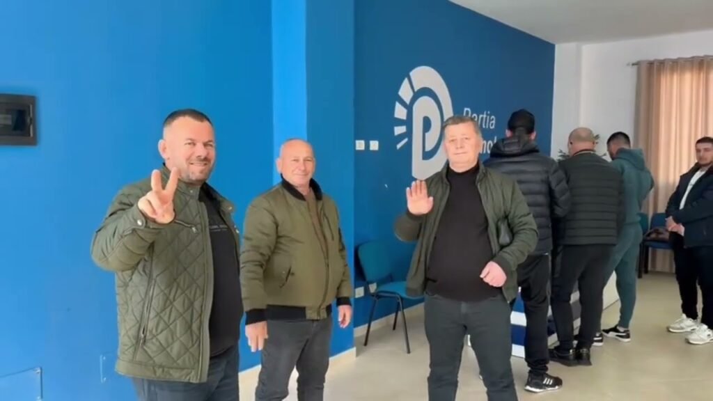 KRONIKË: PRIMARET NË FIER, FLUKS I JASHTËZAKONSHËM VOTUESISH KRONIKË: PRIMARET NË FIER, FLUKS I JASHTËZAKONSHËM VOTUESISH