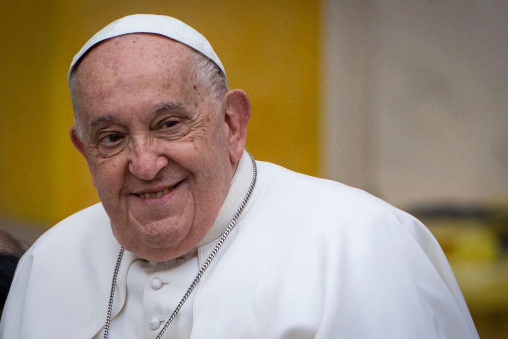Papa Francesku del nga spitali, do të përshëndesë besimtarët në meshën e së dielës