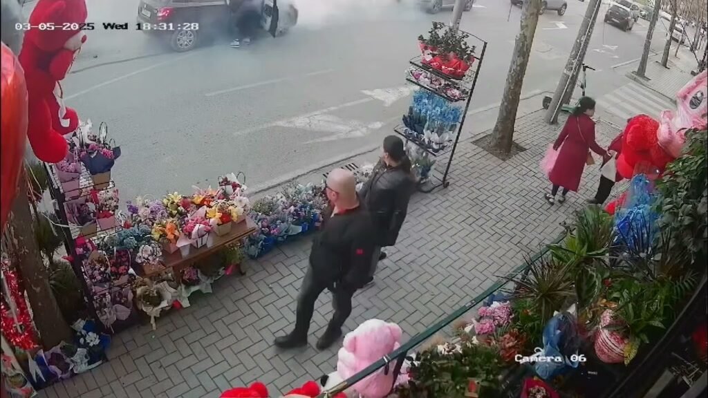 Shoferi humb ndjenjat gjatë drejtimit të automjetit në Tiranë, një qytetar i ndihmon në kohë për të shmangur tragjedinë Shoferi humb ndjenjat gjatë drejtimit të automjetit në Tiranë, një qytetar i ndihmon në kohë për të shmangur tragjedinë