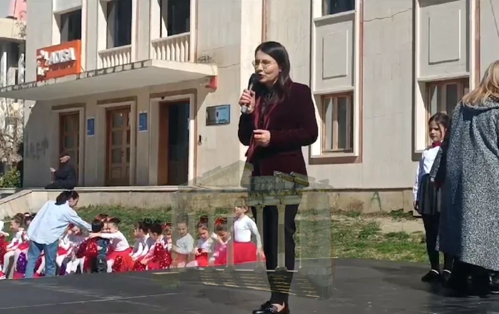 7 dhe 8 Marsi: Koncerti i fëmijëve në Lushnjë mbush sheshin me gëzim dhe këngë 7 dhe 8 Marsi: Koncerti i fëmijëve në Lushnjë mbush sheshin me gëzim dhe këngë