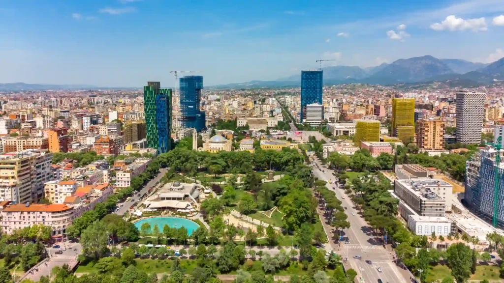 Çmimet e pasurive të paluajtshme në Tiranë: Një barrierrë për rininë shqiptare Çmimet e pasurive të paluajtshme në Tiranë: Një barrierrë për rininë shqiptare