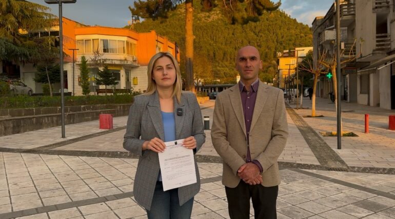 Zhupa kërkon largimin e materialeve propagandistike nga zyra elektorale e PS në Delvinë Zhupa kërkon largimin e materialeve propagandistike nga zyra elektorale e PS në Delvinë