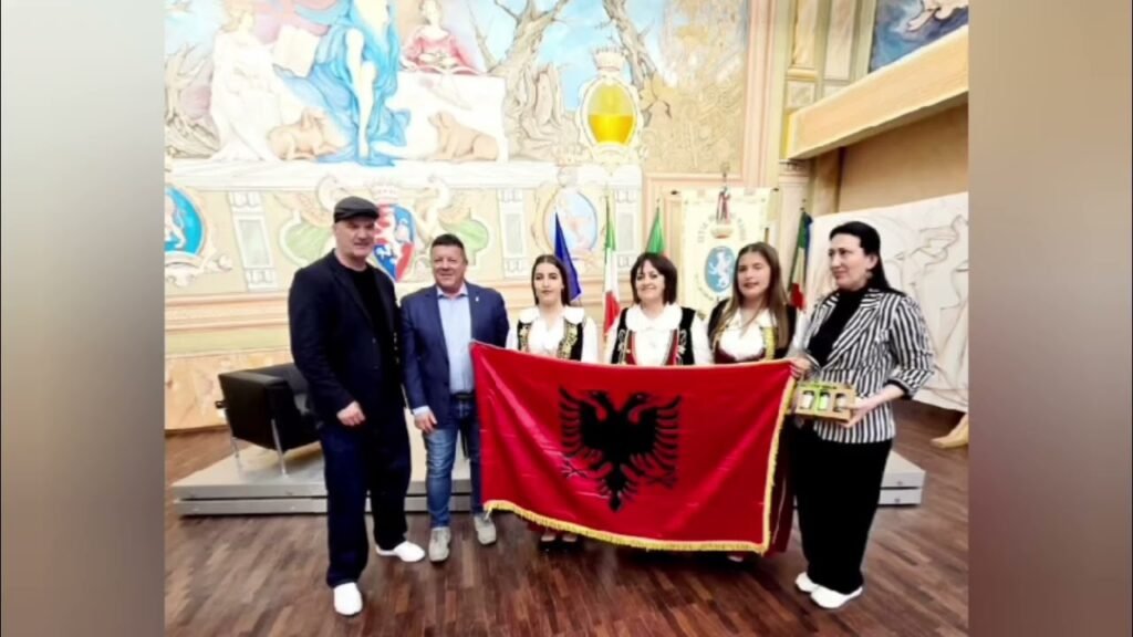 ANSAMBLI I PËRMETIT RRËMBEN KUPËN E FESTIVALIT NË ITALI E FRANCË ANSAMBLI I PËRMETIT RRËMBEN KUPËN E FESTIVALIT NË ITALI E FRANCË