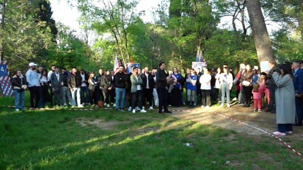 Basha ironizon në takimin me të rinjtë, flet për muzikën dhe timonin e tij: “Unikatilin dhe ku i ke shokët” Basha ironizon në takimin me të rinjtë, flet për muzikën dhe timonin e tij: “Unikatilin dhe ku i ke shokët”