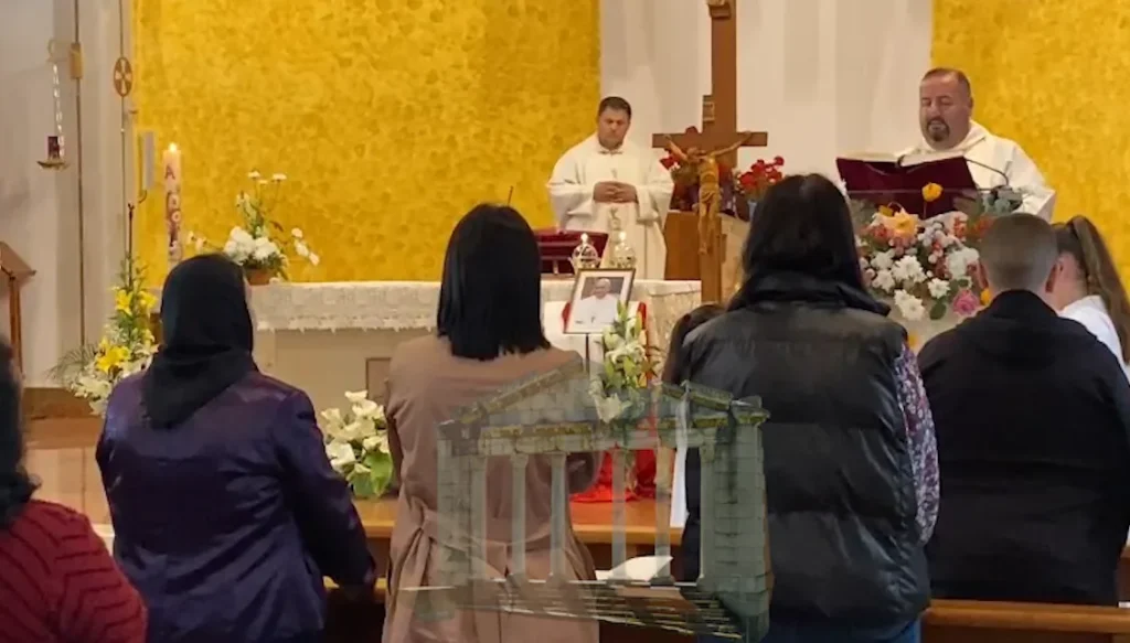 Meshë përshpirtjeje për Papa Françeskun në Lushnjë, besimtarët ndezin qirinj dhe lutën për të