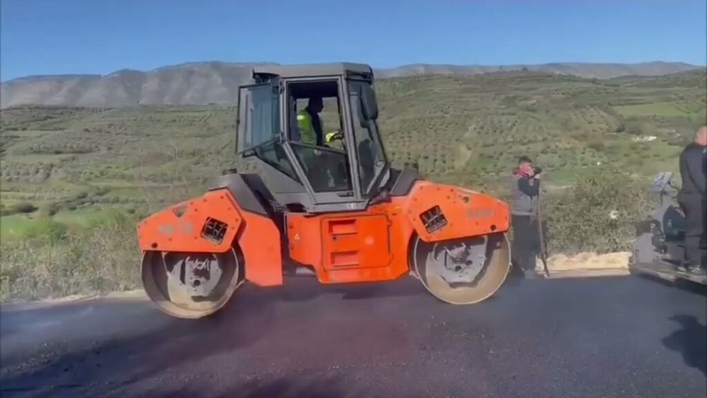 GJEROVEN, BANORET NË PROTESTË: BASHKIA SHTRON ASFALT ELEKTORAL GJEROVEN, BANORET NË PROTESTË: BASHKIA SHTRON ASFALT ELEKTORAL