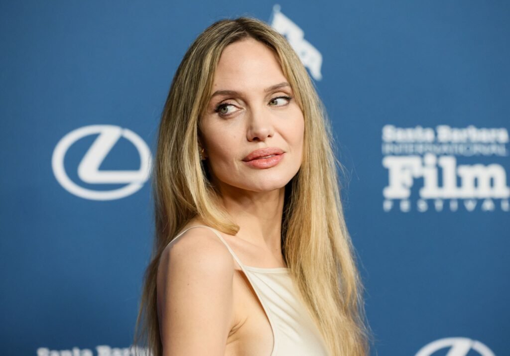 Angelina Jolie, e Mërzitur nga Ngjashmëria e Vajzës së Saj me Brad Pitt Angelina Jolie, e Mërzitur nga Ngjashmëria e Vajzës së Saj me Brad Pitt