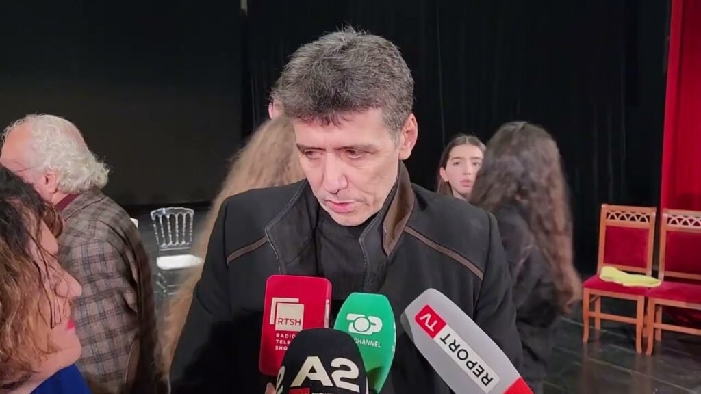 KRONIKË: “MAGJIA E SKENËS FIERAKE” – PËLLUMB KULLA DHE SHFAQJA QË RIKTHEN LAVDINË E TEATRIT “BYLIS” KRONIKË: “MAGJIA E SKENËS FIERAKE” – PËLLUMB KULLA DHE SHFAQJA QË RIKTHEN LAVDINË E TEATRIT “BYLIS”