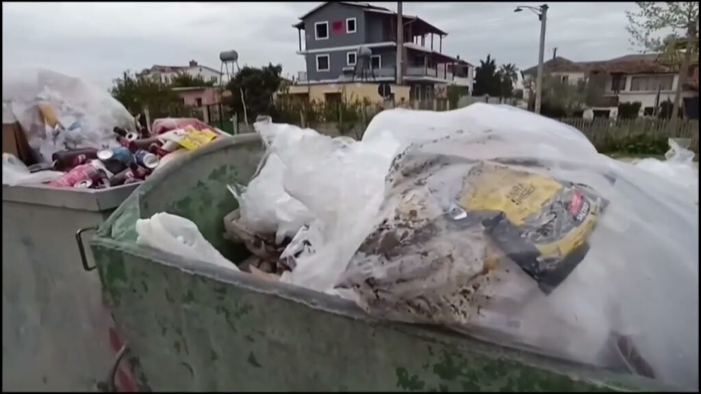 Mbeturinat zaptojnë rrugët kryesore Çermë-Divjakë