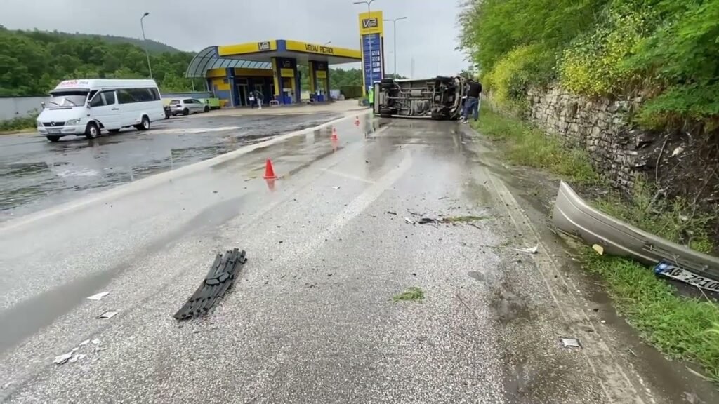 NJË FURGON ËSHTË PËRMBYSUR NË AKSIN FIER-LEVAN, DREJTUESI HUMB KONTROLLIN E MJETIT NJË FURGON ËSHTË PËRMBYSUR NË AKSIN FIER-LEVAN, DREJTUESI HUMB KONTROLLIN E MJETIT