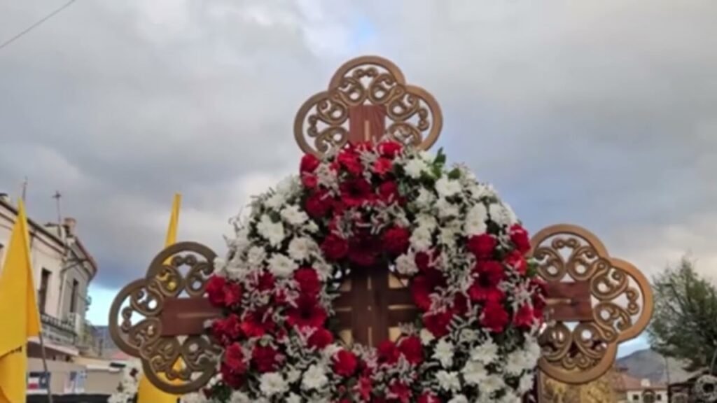 PROCESIONI I EPITAFIT, BESIMTARËT ORTODOKSË PËRKUJTOJNË TË PREMTEN E MADHE PROCESIONI I EPITAFIT, BESIMTARËT ORTODOKSË PËRKUJTOJNË TË PREMTEN E MADHE