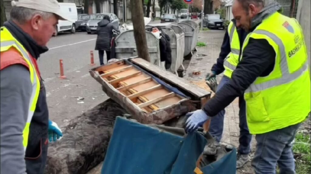 SHKODËR PUNONJESIT E PASTRIMIT PASTROJNE SENDET E HEDHURA SHKODËR PUNONJESIT E PASTRIMIT PASTROJNE SENDET E HEDHURA