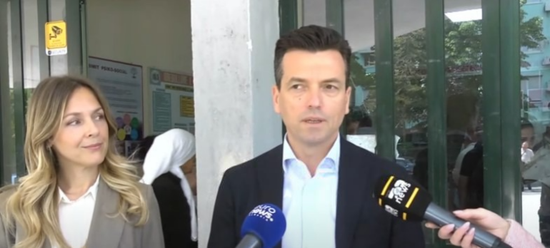 Agron Shehaj voton në Tiranë: “Sot dëgjohet zëri i qytetarëve, të votojmë për të ardhmen” Agron Shehaj voton në Tiranë: “Sot dëgjohet zëri i qytetarëve, të votojmë për të ardhmen”
