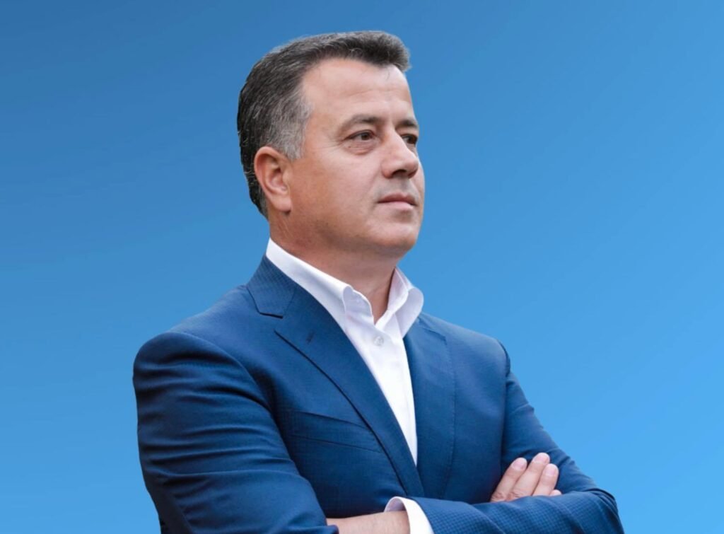 Flamur Noka dërgon mesazh të fortë për Suel Çelën: Po mbështet një kufomë politike, mos kërcënoni komisionerët e PD, ja pasojat.