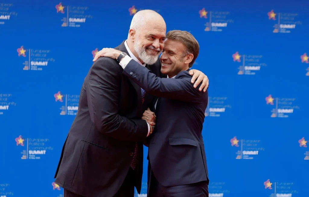 Macron mbërrin në Tiranë për samitin e komunitetit politik europian, përqafim i ngrohtë me kryeministrin Rama Macron mbërrin në Tiranë për samitin e komunitetit politik europian, përqafim i ngrohtë me kryeministrin Rama