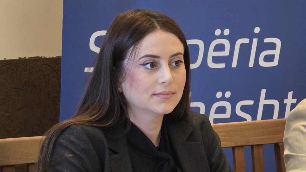 SILVA HASAJ STRATEGJI KONKRETE: LUFTË KUNDËR VARFËRISË DHE SHPOPULLIMIT NË FIER SILVA HASAJ STRATEGJI KONKRETE: LUFTË KUNDËR VARFËRISË DHE SHPOPULLIMIT NË FIER