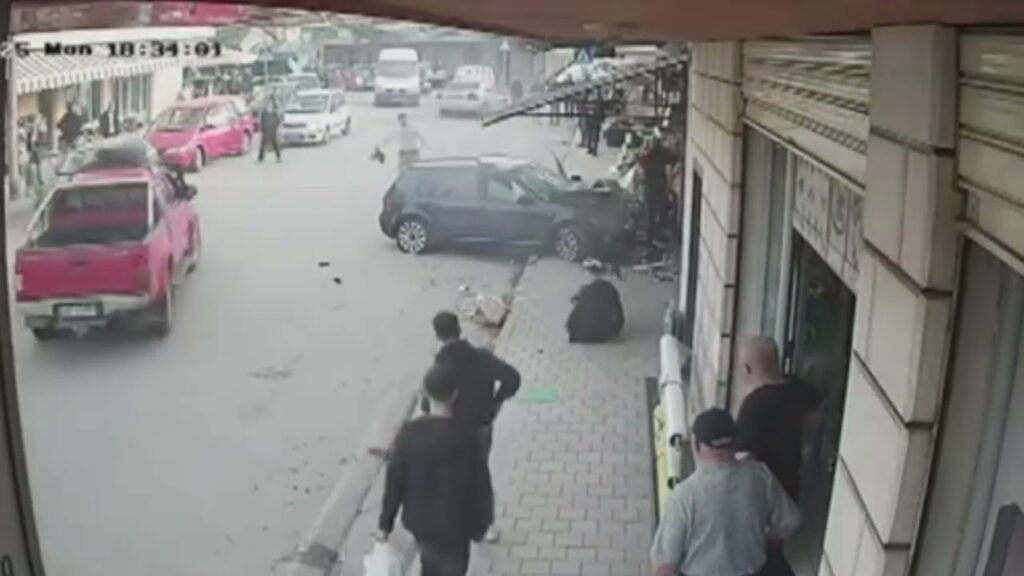 AKSIDENT, NJË AUTOMJET GOLF HYN BRENDA NJË BERBERHANE, DËMTOHET EFEKTIVI I POLICISË AKSIDENT, NJË AUTOMJET GOLF HYN BRENDA NJË BERBERHANE, DËMTOHET EFEKTIVI I POLICISË