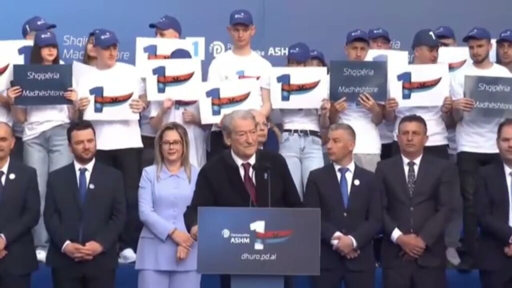 BERISHA NË KORÇË: 100 DITË NA DUHEN PËR TË FIRMOSUR NJË KTHESË VENDIMTARE BERISHA NË KORÇË: 100 DITË NA DUHEN PËR TË FIRMOSUR NJË KTHESË VENDIMTARE