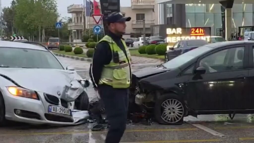 Dy aksidente të ndodhur në Fier shkaktojnë dëme dhe një të lënduar Dy aksidente të ndodhur në Fier shkaktojnë dëme dhe një të lënduar