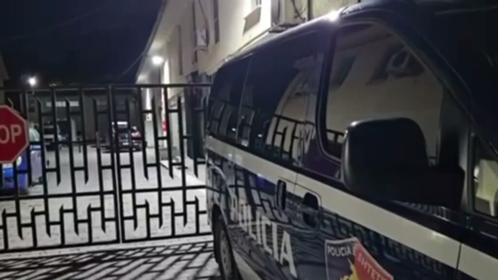 EFEKTIVI I RRUGORES KONFLIKTOHET ME DISA PERSONA NË KUKËS EFEKTIVI I RRUGORES KONFLIKTOHET ME DISA PERSONA NË KUKËS