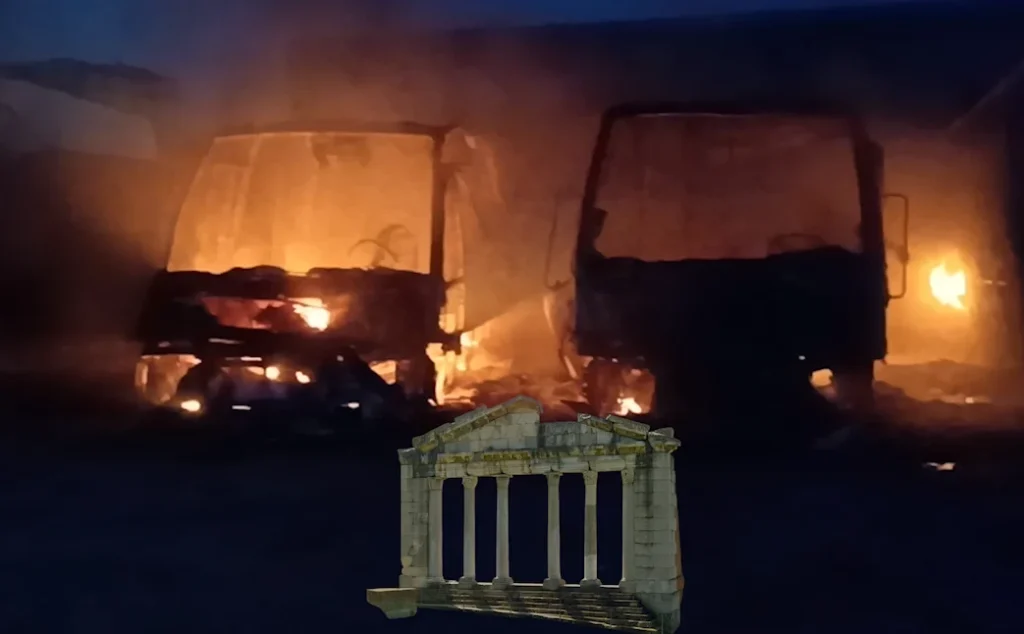 Zjarr në ish-parkun e mjeteve në Lushnje shkrumbon katër autobuza, ndërhyrje urgjente e zjarrfikësve