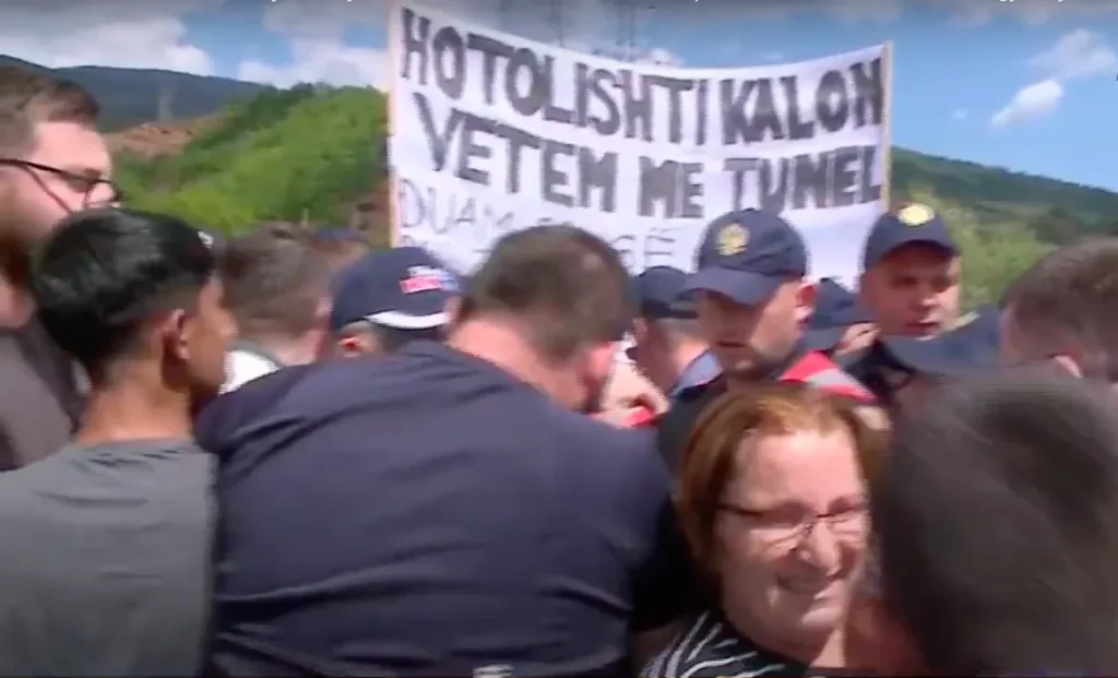Protesta e banorëve të Hotolishtit: Balluku na mashtron, qeveria përdor dhunë pas zgjedhjeve Protesta e banorëve të Hotolishtit: Balluku na mashtron, qeveria përdor dhunë pas zgjedhjeve