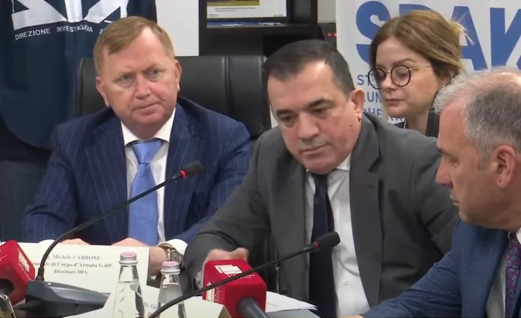 Pasuri të shumta sekuestruar në Vlorë dhe Durrës pas operacionit të SPAK ndaj trafikut të drogës Pasuri të shumta sekuestruar në Vlorë dhe Durrës pas operacionit të SPAK ndaj trafikut të drogës