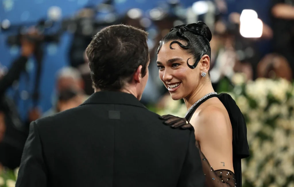 Dua Lipa vezullon në Met Gala, konfirmohet fejesa me Callum Turner Dua Lipa vezullon në Met Gala, konfirmohet fejesa me Callum Turner