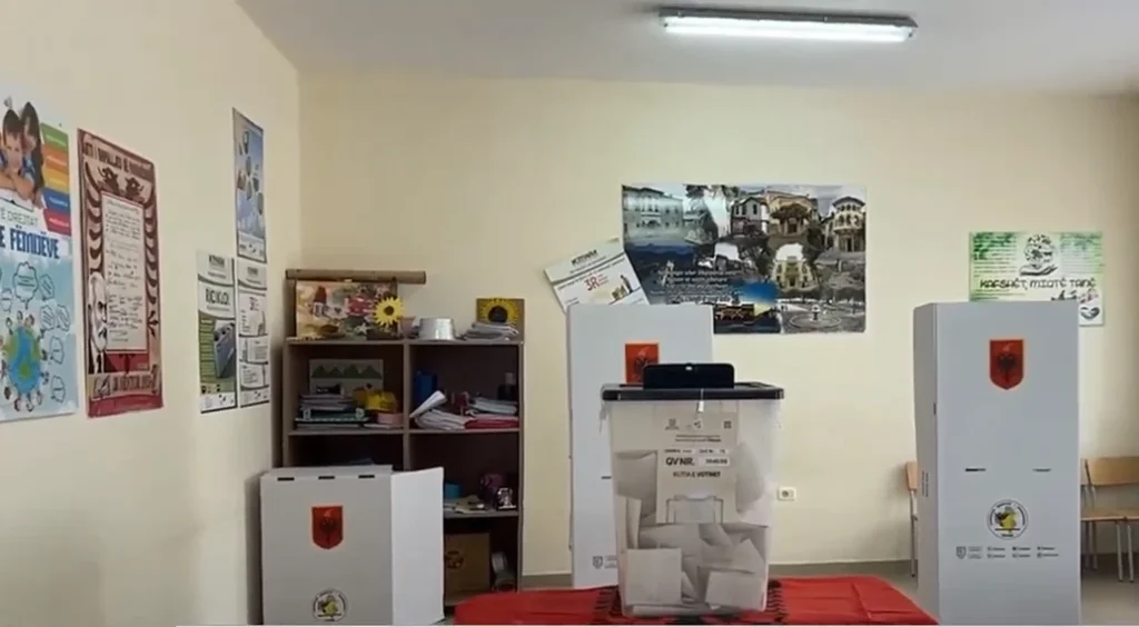Pogradec, incident në qendrën e votimit: Mbështetësi i PD godet komisionerin e PS pas dyshimit për ngacmim Pogradec, incident në qendrën e votimit: Mbështetësi i PD godet komisionerin e PS pas dyshimit për ngacmim