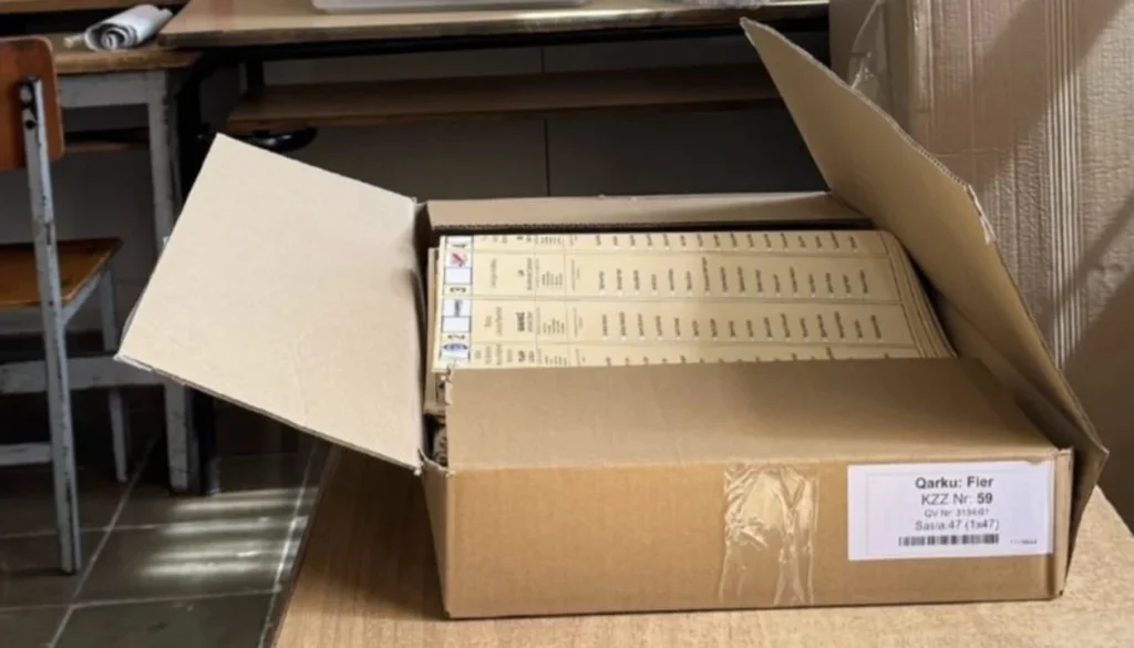 Zhduken 500 fletë votimi në Fier: Një situatë alarmante në qendrën e votimit 3134/01 Zhduken 500 fletë votimi në Fier: Një situatë alarmante në qendrën e votimit 3134/01