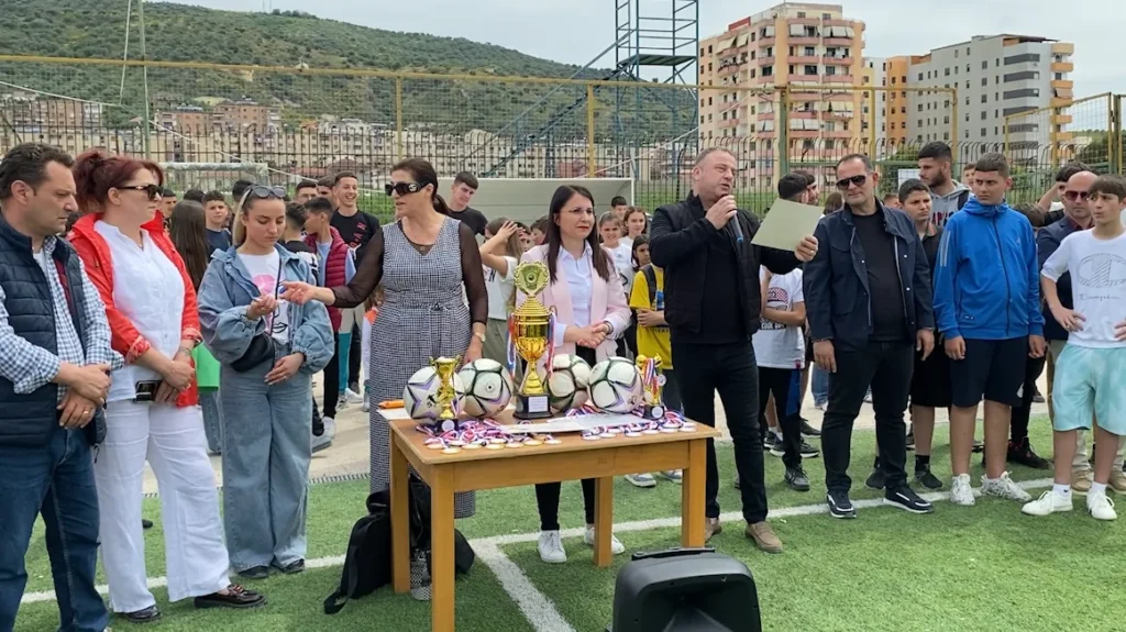 VIDEO/ Përfundon kampionati i futbollit për nxënësit e shkollave 9-vjeçare në Lushnje VIDEO/ Përfundon kampionati i futbollit për nxënësit e shkollave 9-vjeçare në Lushnje