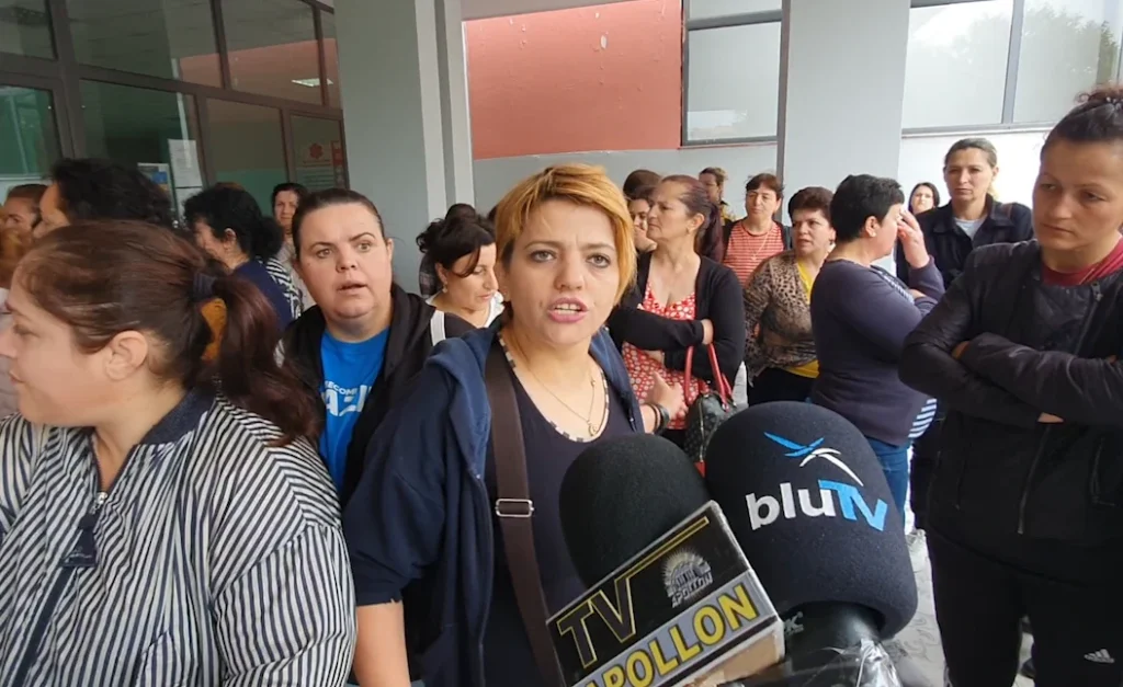 VIDEO/ Protestë masive e punëtorëve të Intex në Fier, kërkojnë pagat dhe kushte më të mira pune VIDEO/ Protestë masive e punëtorëve të Intex në Fier, kërkojnë pagat dhe kushte më të mira pune