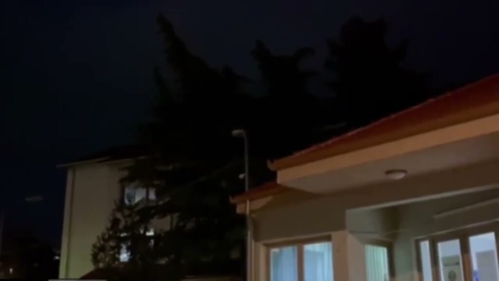 KONFLIKT MES DISA VAJZAVE NË BULEVARDIN “REPUBLIKA” KONFLIKT MES DISA VAJZAVE NË BULEVARDIN “REPUBLIKA”